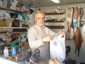 Foto do Sapateiro em atendimento